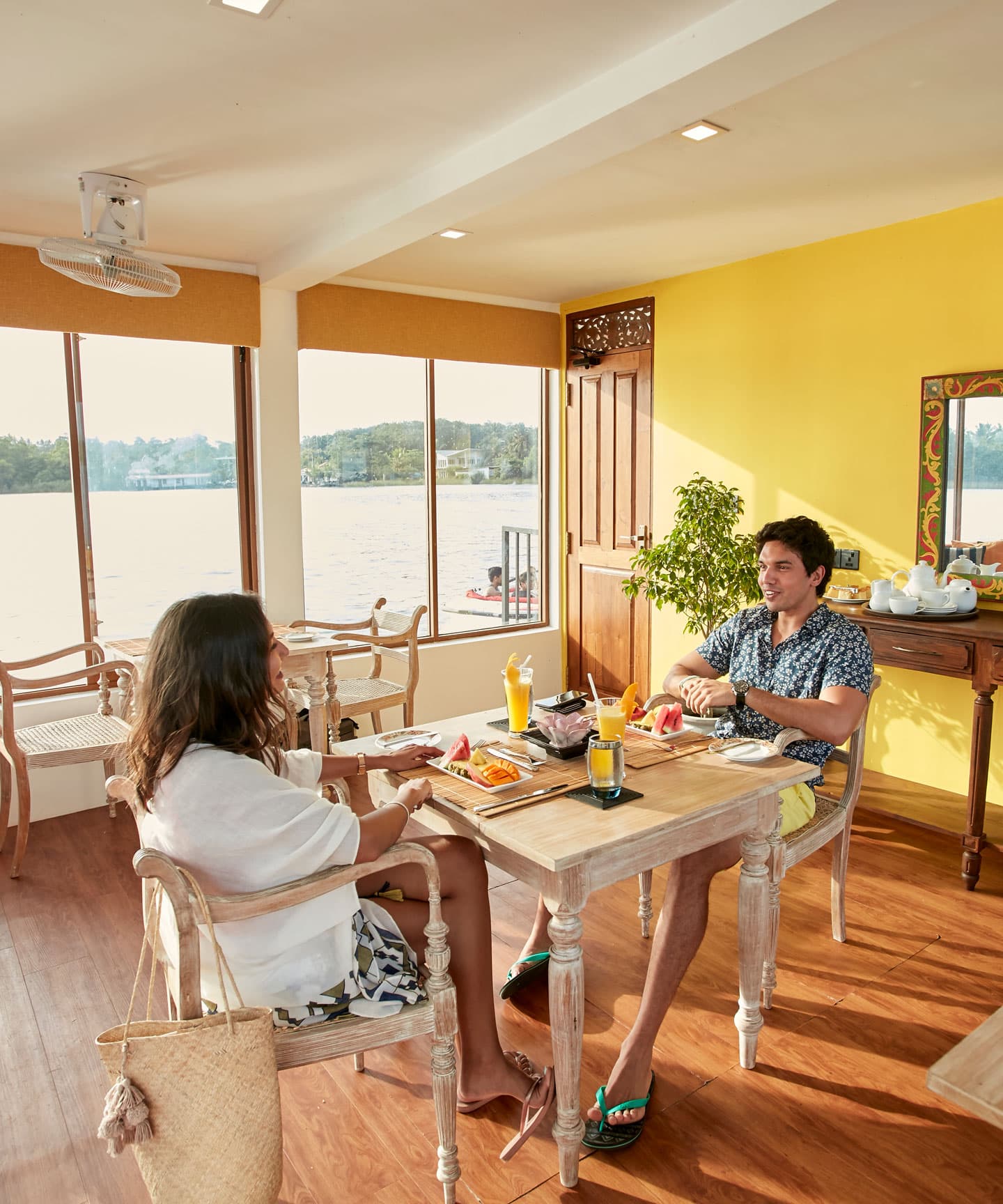 couple having food in flow 01 - Charters by Debug Auto Exclusive